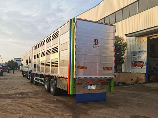 东风天龙9.6米畜禽运输车