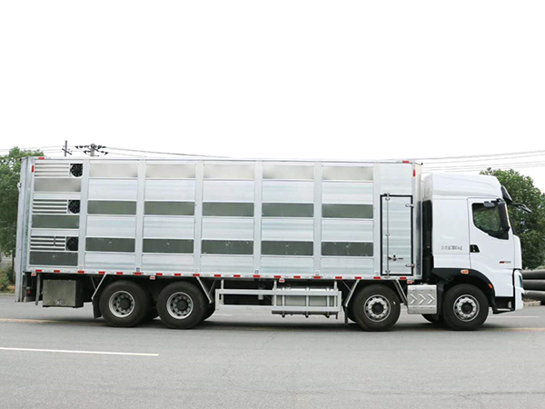 柳汽9.6米畜禽运输车