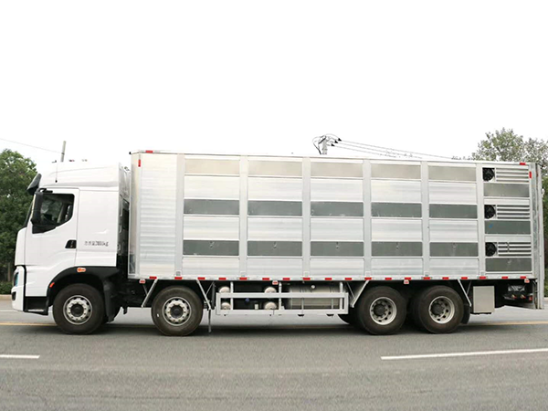 柳汽9.6米畜禽运输车