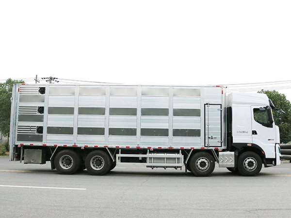 重汽9.6米畜禽运输车