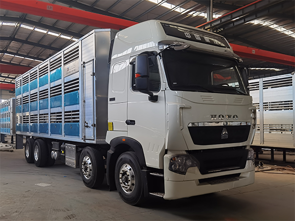 重汽9.6米畜禽运输车