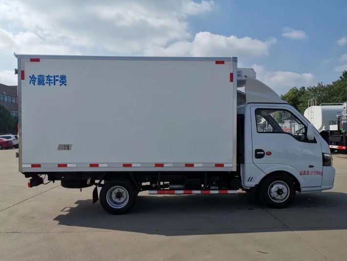 东风途逸汽油版后双轮冷藏车