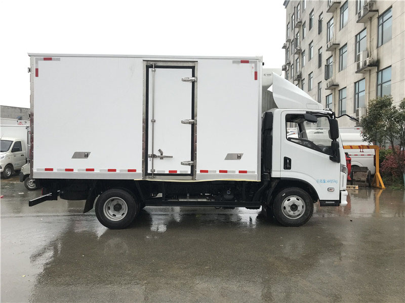 上汽跃进C500自动挡4.2米冷藏车