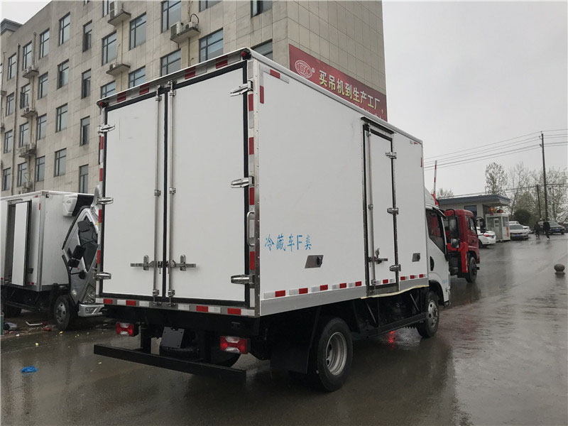 上汽跃进C500自动挡4.2米冷藏车