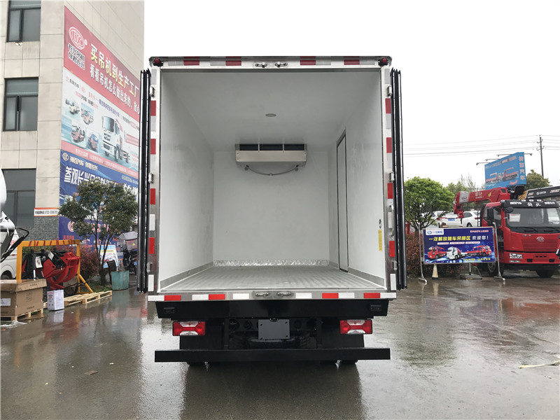 上汽跃进C500自动挡4.2米冷藏车