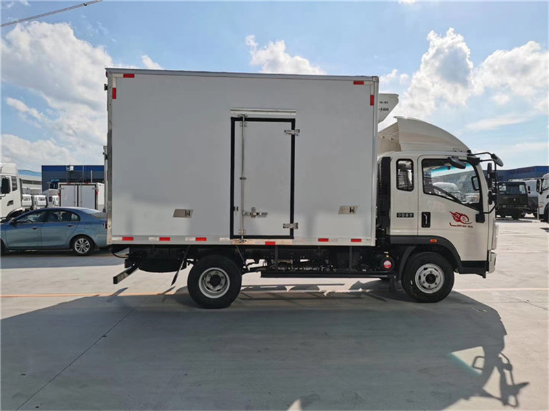  重汽豪沃蓝牌冷藏车