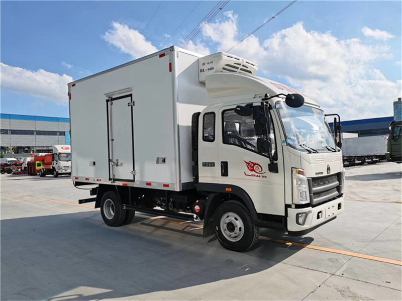 重汽豪沃4.2米排半冷藏车
