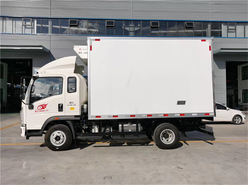 重汽豪沃4.2米排半冷藏车
