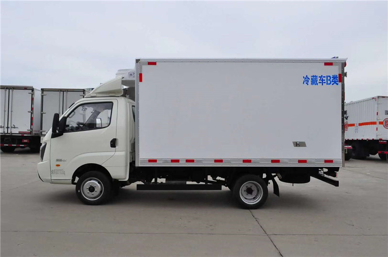 飞碟缔途3.8米柴油版冷藏车
