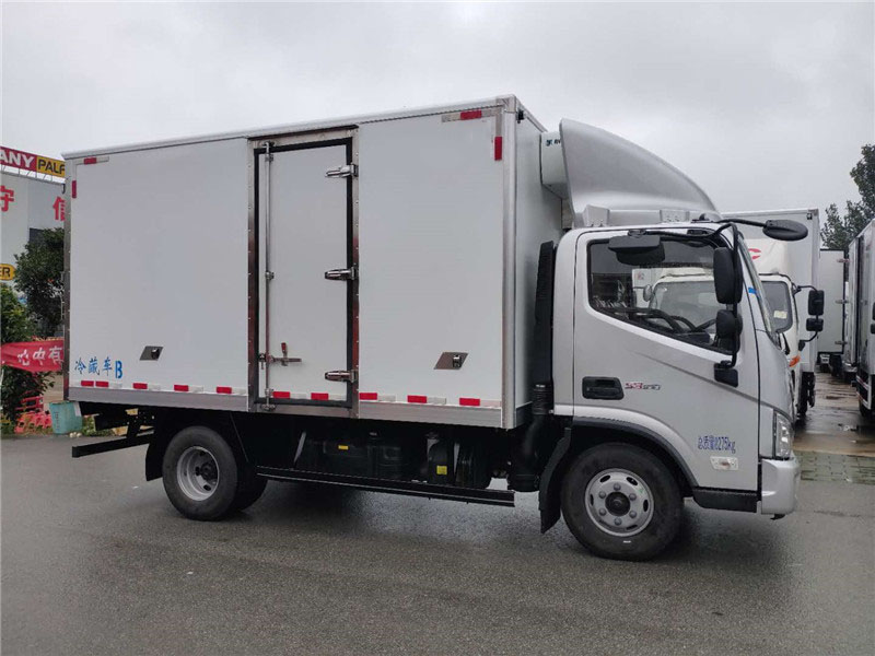 福田欧马可肉钩冷藏车