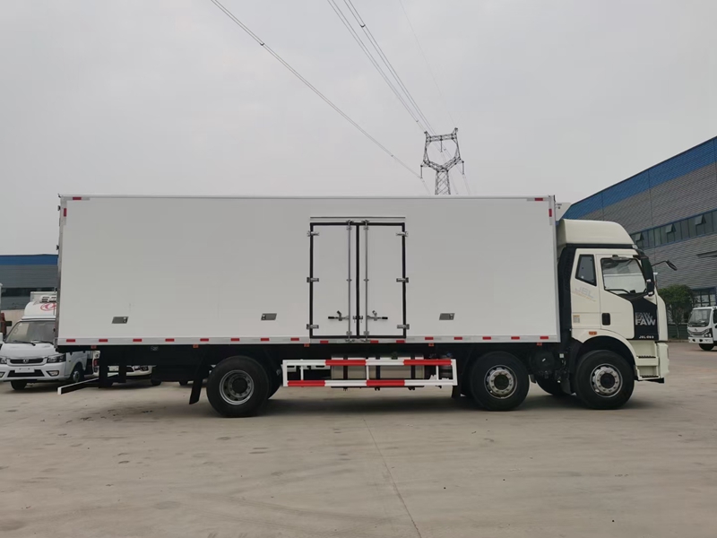 解放J6L小三轴冷藏车