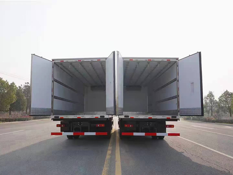 东风天锦VR小三轴平顶冷藏车