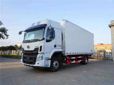 柳汽乘龙高顶双卧6.8米冷藏车
