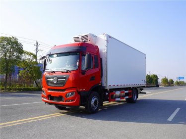 东风天锦KR高顶双卧6.8米冷藏车
