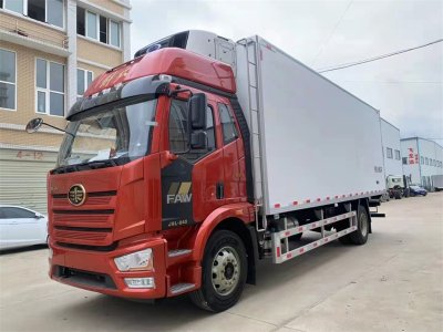 解放J6L/6.8米高顶双卧冷藏车