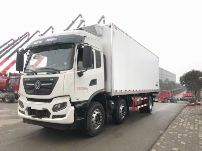 东风天锦KR小三轴高顶双卧冷藏车