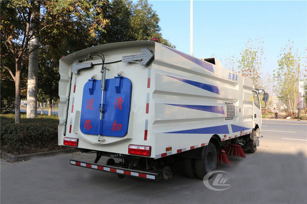 不上牌东风多利卡扫路车2.5立方水/5立方尘