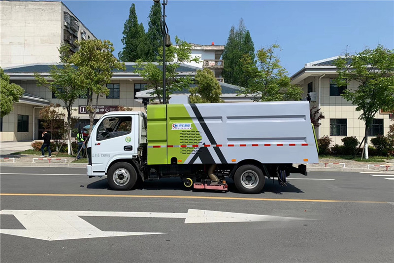 东风小多利卡5方吸尘车1立方水/4立方尘