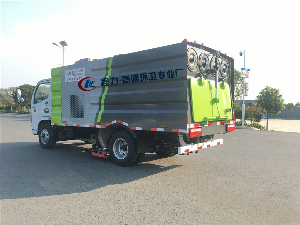 东风多利卡吸尘车1立方水/4立方尘