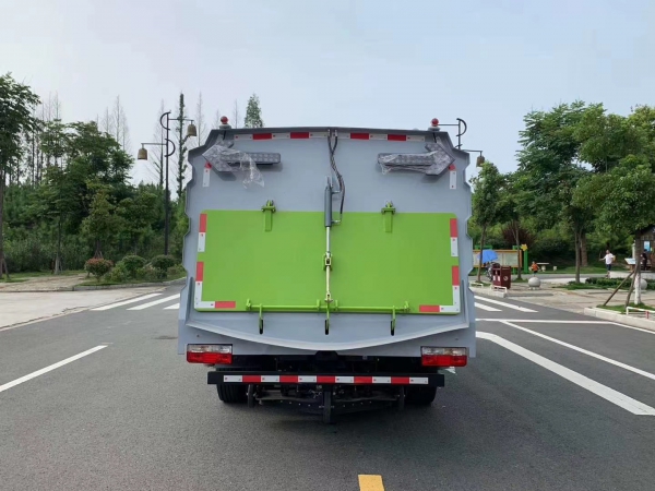 东风凯普特7.5方扫路车