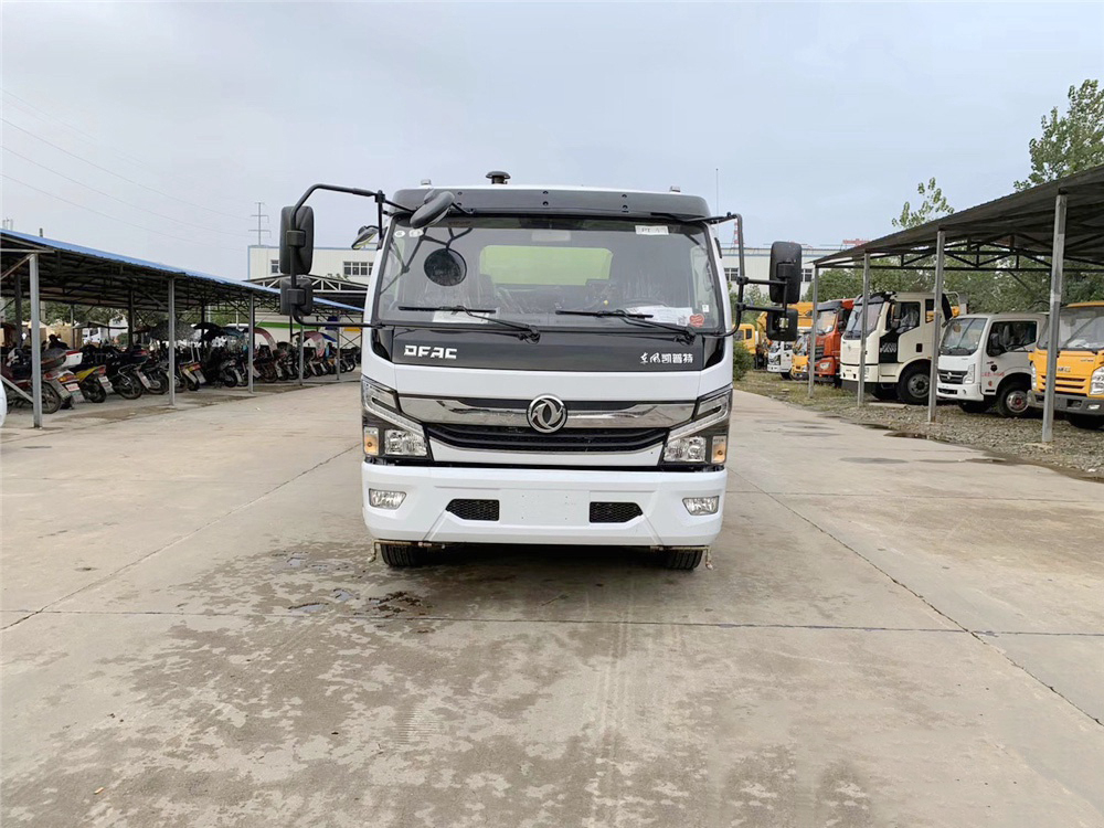 东风D7扫路车2.5立方水/5立方尘