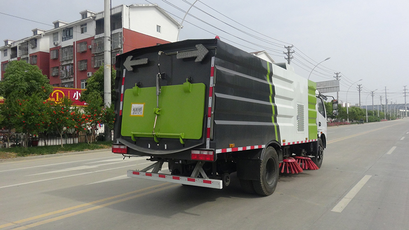 东风大多利卡扫路车
