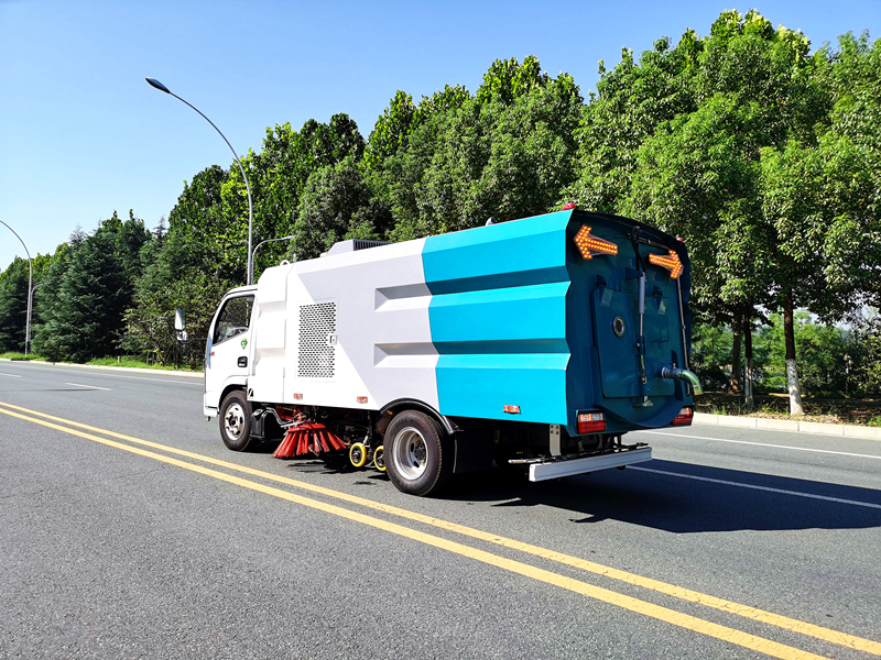 东风小多利卡3308轴距洗扫车