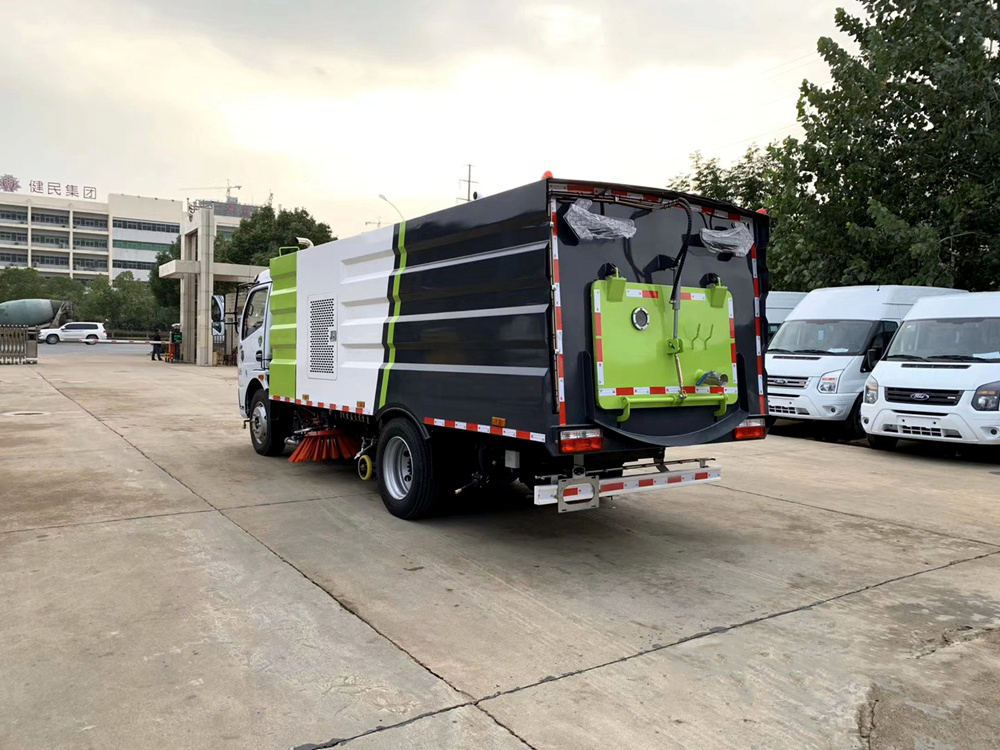 东风D7洗扫车4立方水/5立方尘