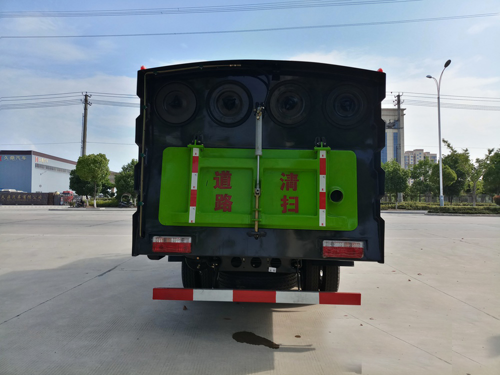 东风D6吸尘车1立方水/4立方尘