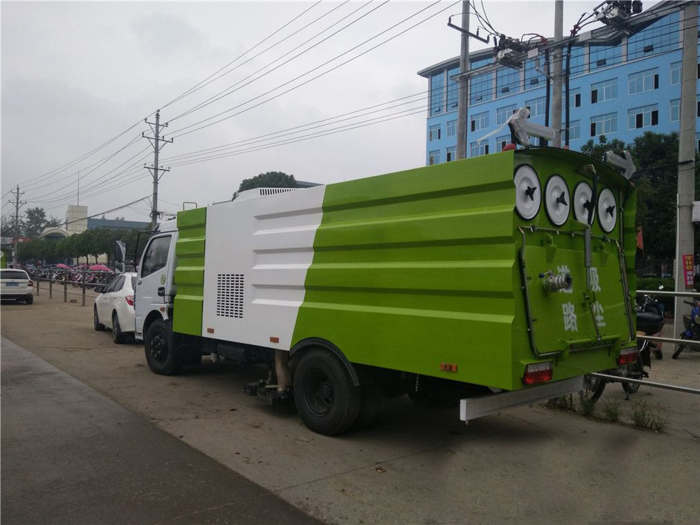 东风D7吸尘车1.5立方水/6立方尘