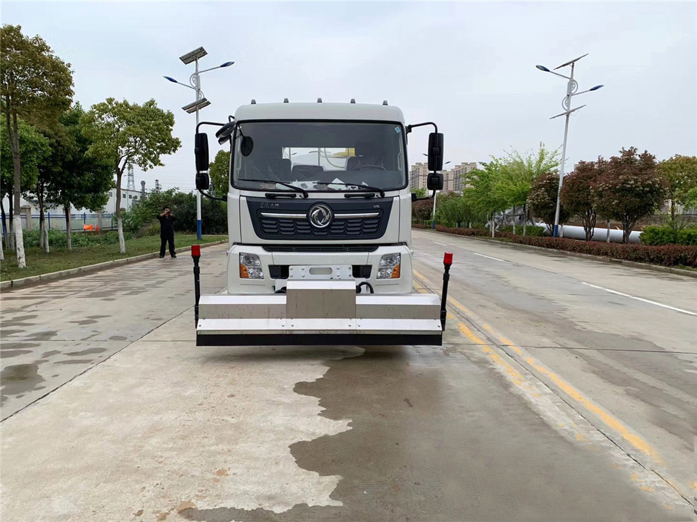 东风天锦8立方路面清洗车