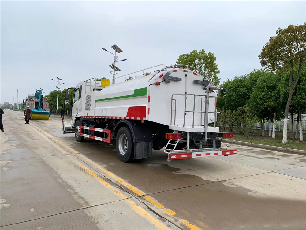 东风天锦8立方路面清洗车