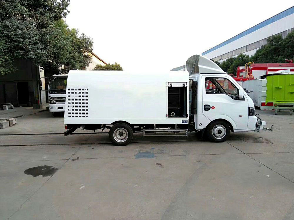 东风途逸蓝牌1.5立方路面清洗车