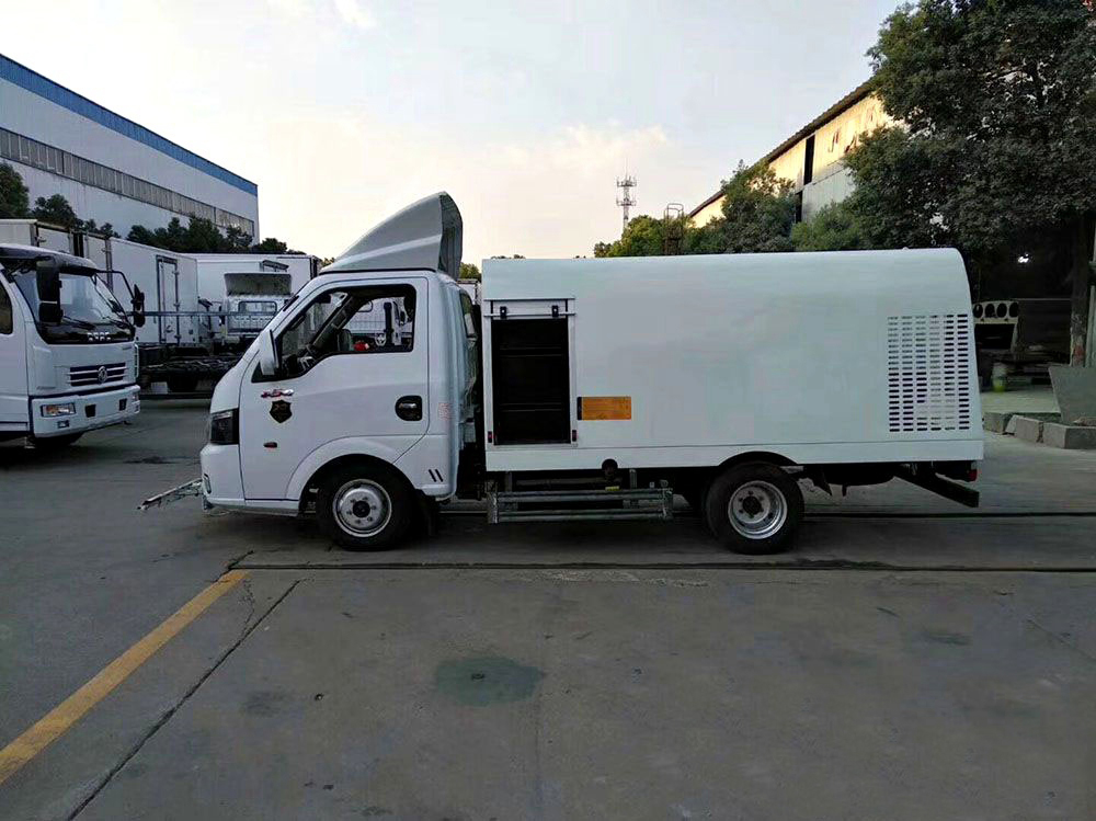 东风途逸蓝牌1.5立方路面清洗车