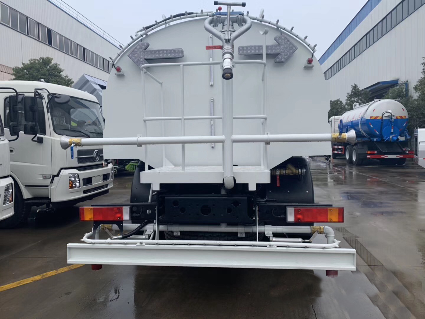 东风天龙后双桥13立方路面清洗车