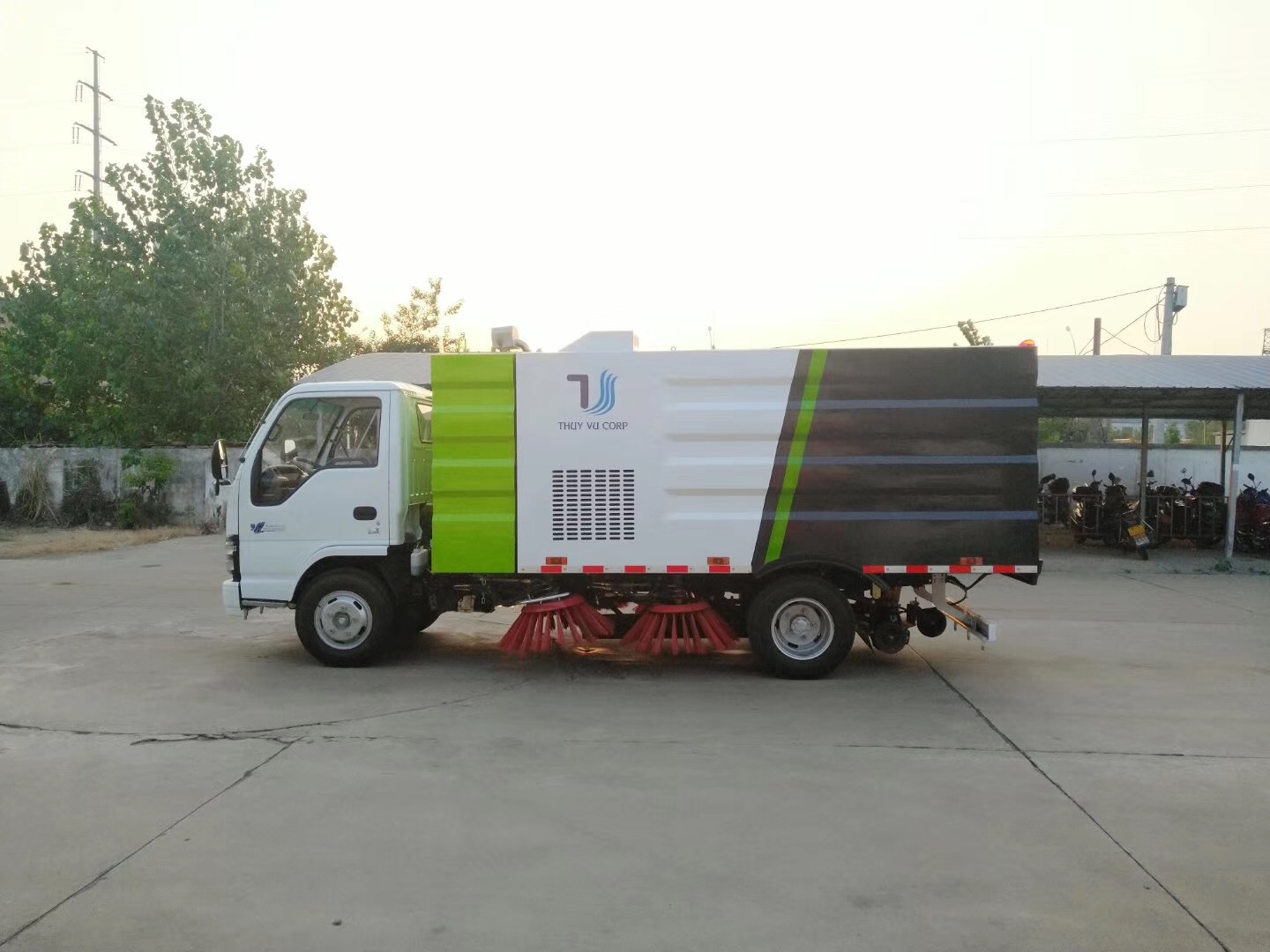 五十铃扫路车4立方尘箱/1.5立方水箱