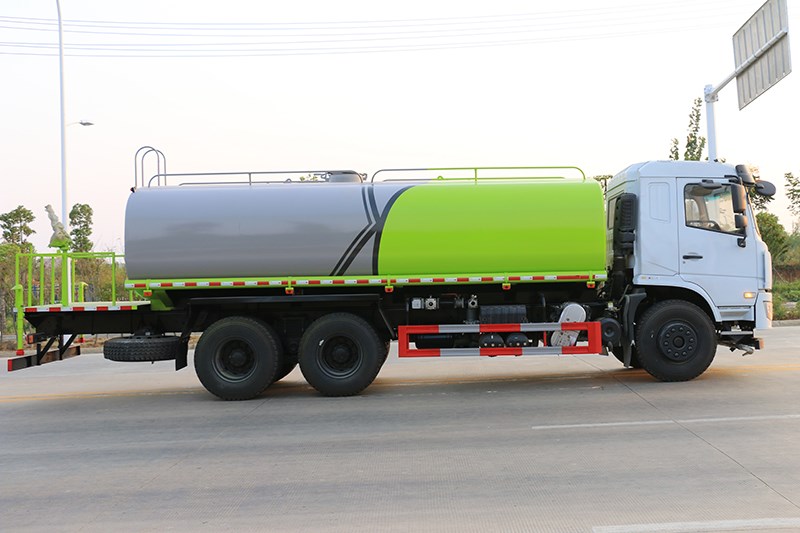 东风D3L后八轮20立方洒水车