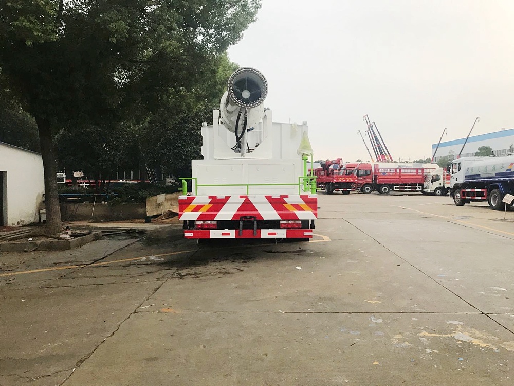 东风专底喷雾雾炮车10立方/50-100米雾炮