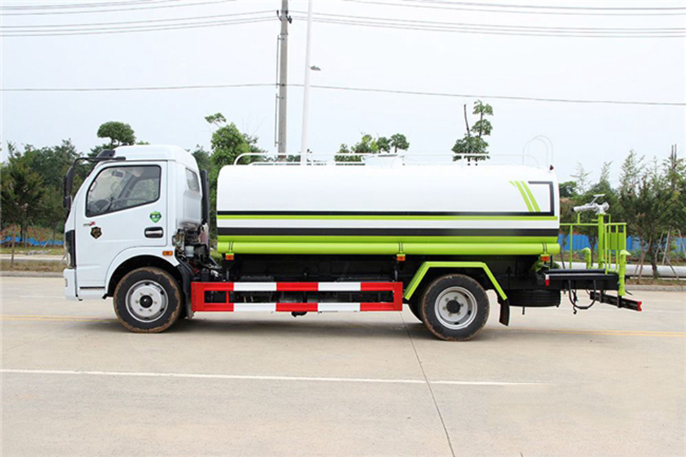 东风D7/9立方洒水车