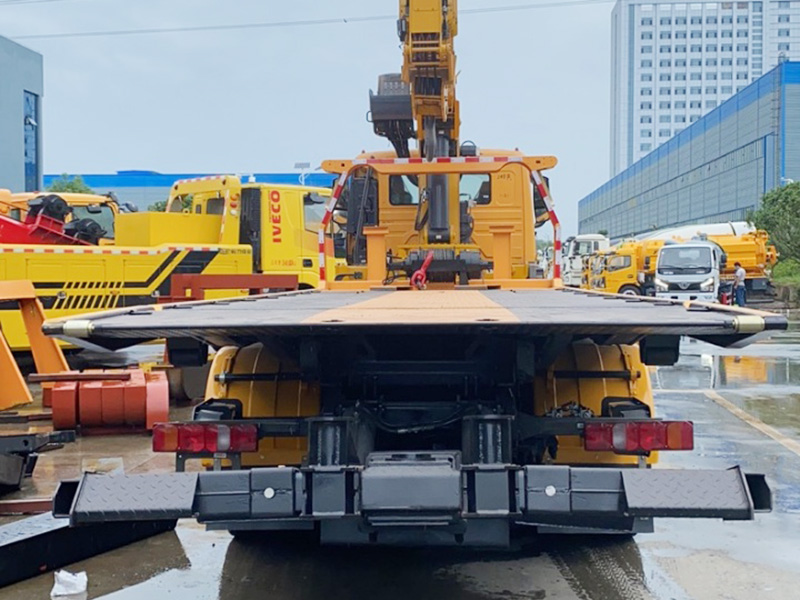 中国重汽带吊清障车
