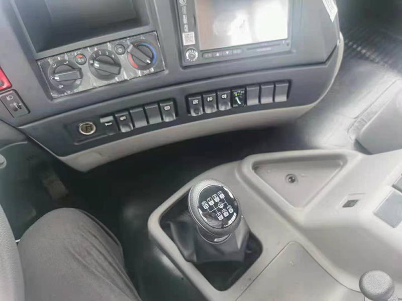 东风D7V牌前四后八平板运输车