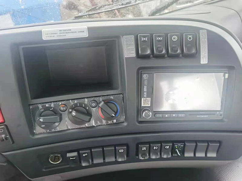 东风D7V牌前四后八平板运输车