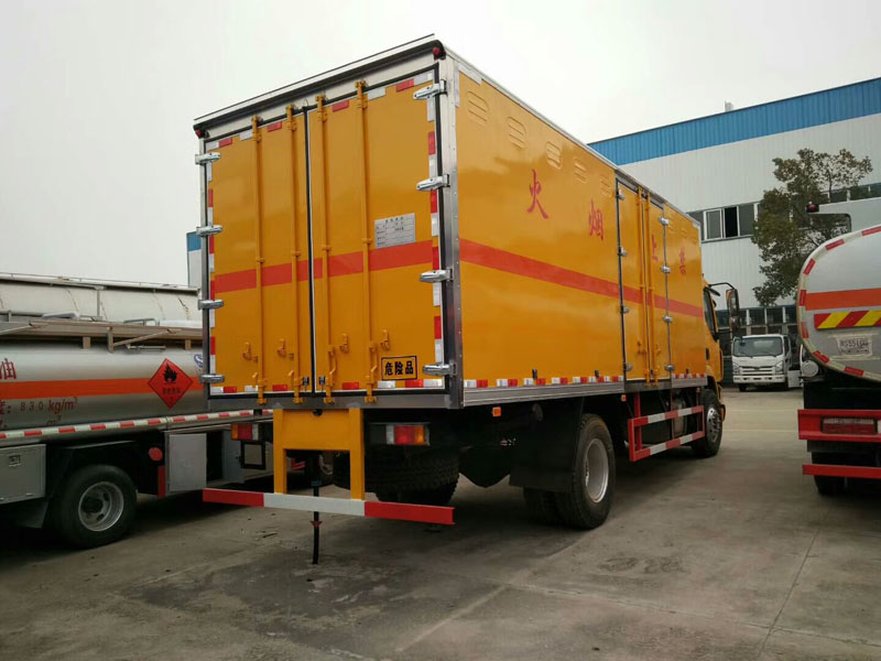 柳汽6.6米爆破器材运输车
