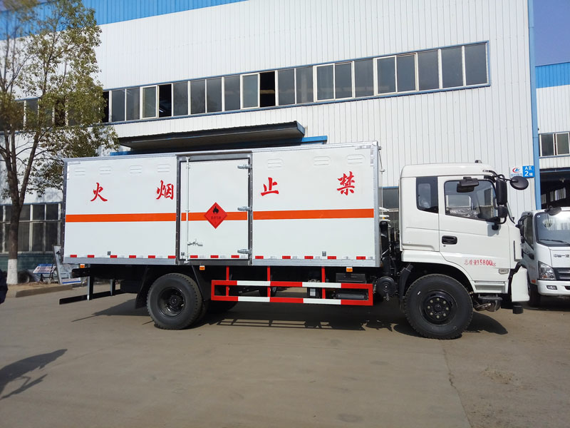 东风6.1米气体厢式运输车