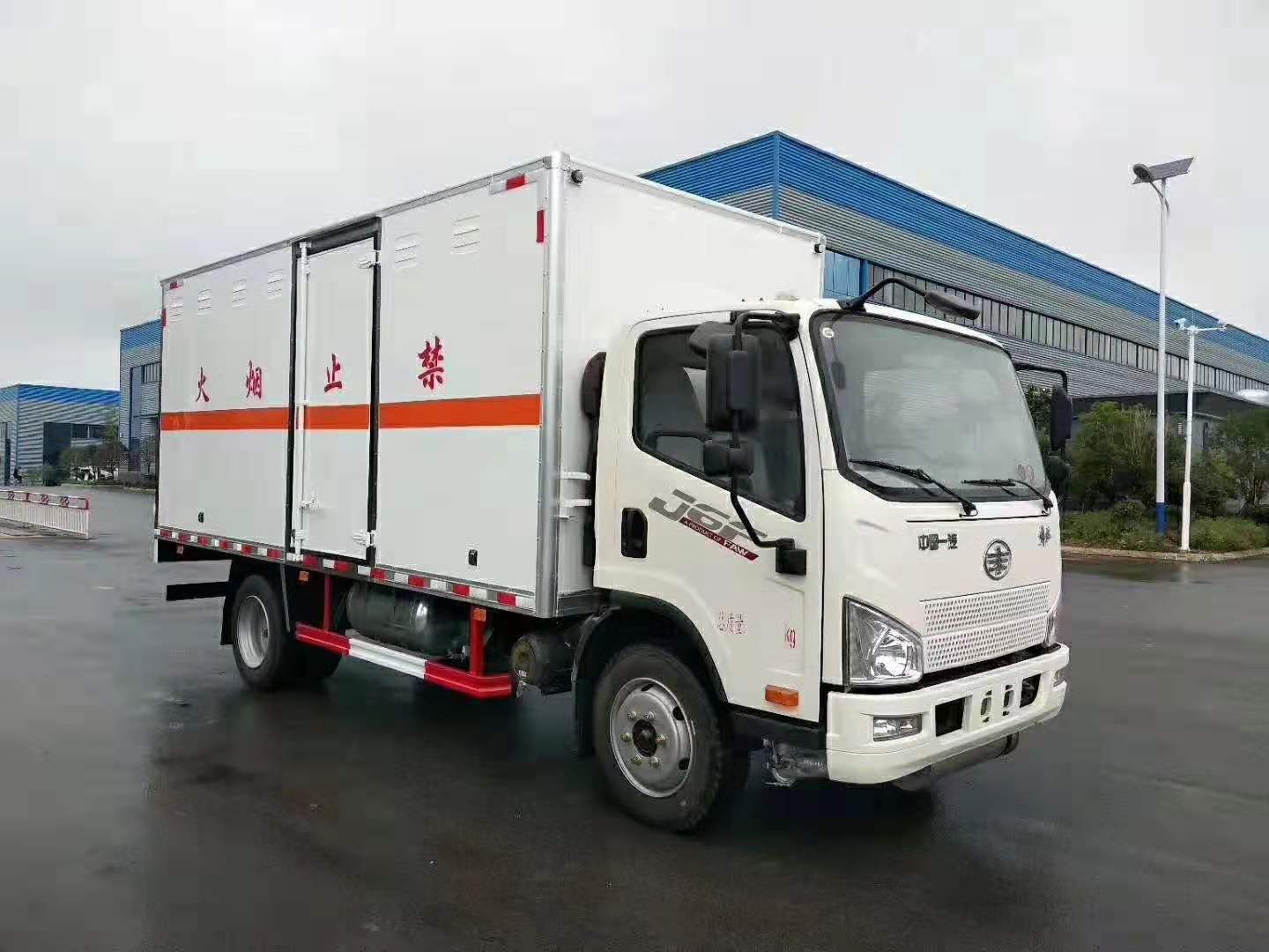解放5.1米气瓶厢式运输车