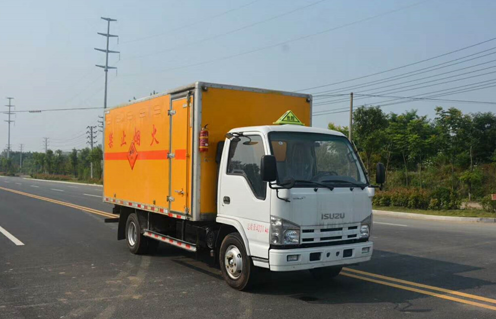 庆铃五十铃蓝牌4.1米爆破器材运输车