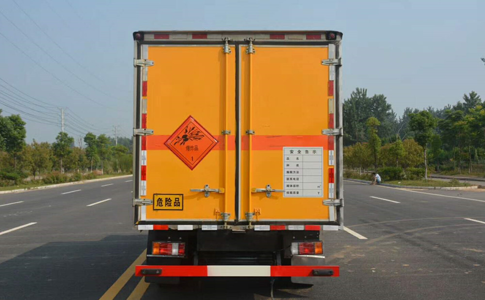 庆铃五十铃蓝牌4.1米爆破器材运输车