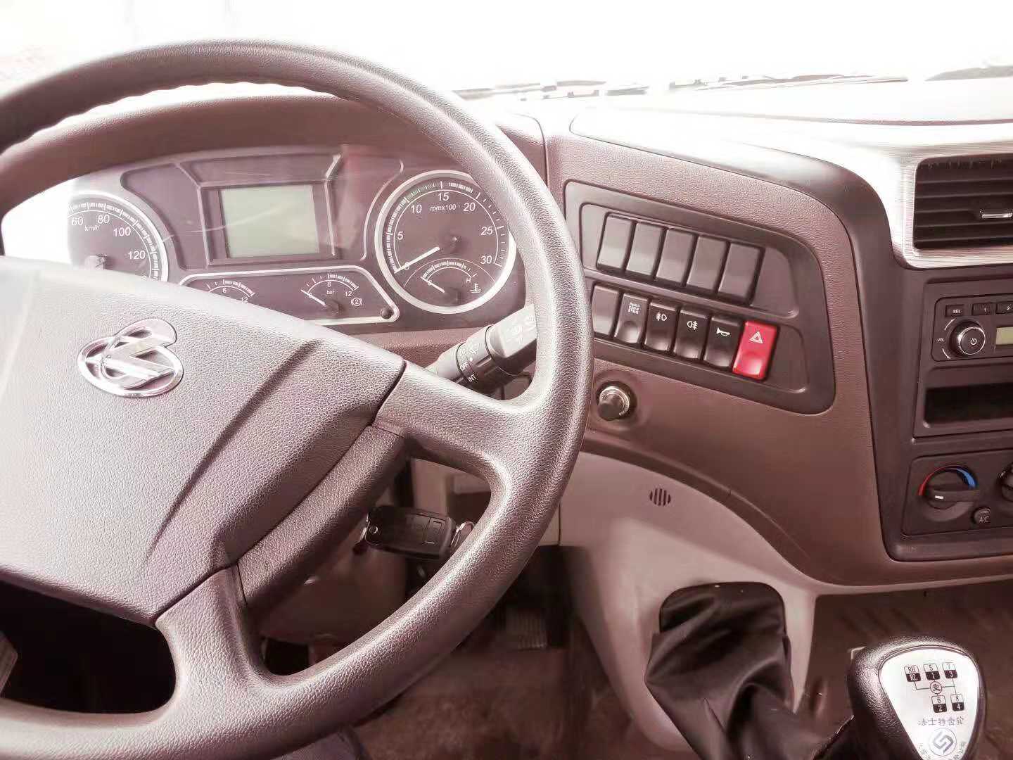 东风柳汽毒性气体厢式运输车