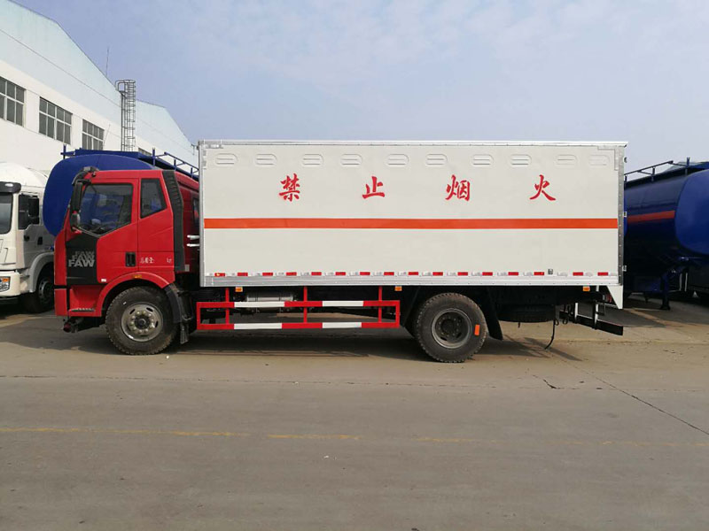 解放6.2米爆破器材车