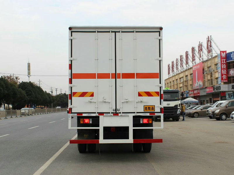 柳汽乘龙6.6米气体厢式车